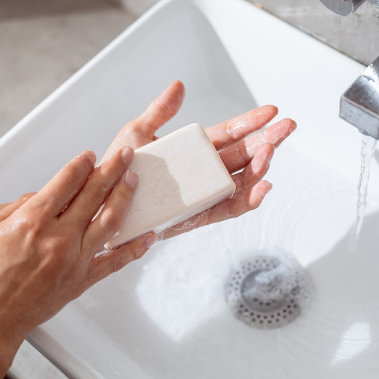 Katı sabun gerçekten bakteri yuvası mı?