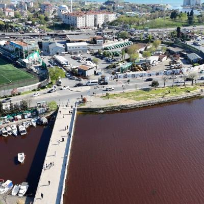 Küçükçekmece Gölü kırmızıya büründü