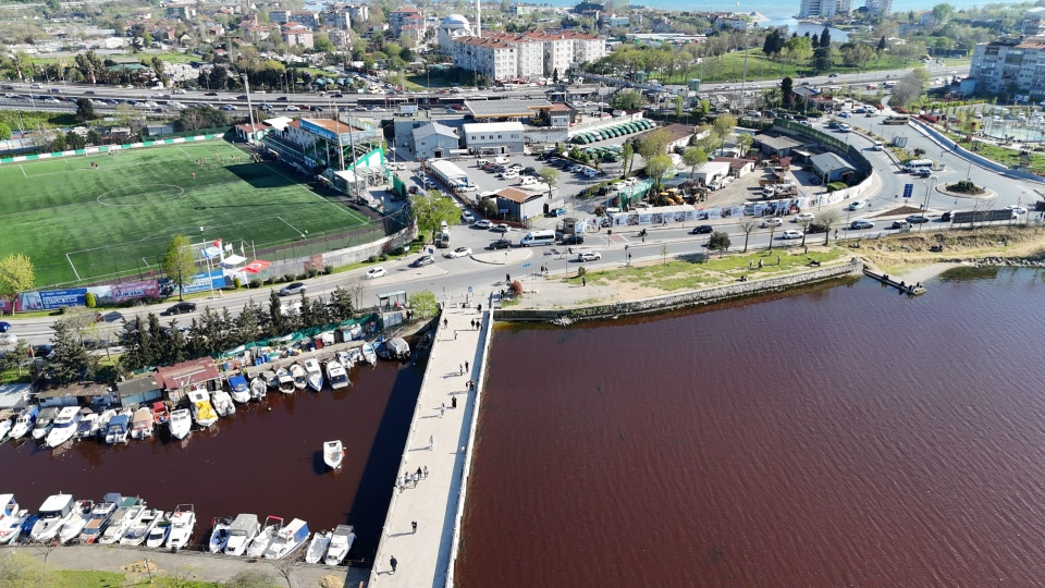 Küçükçekmece Gölü kırmızıya büründü
