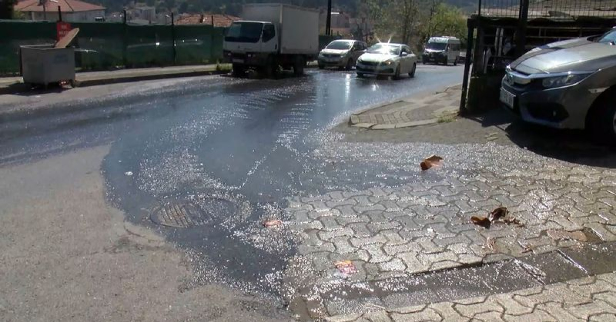 Ataşehir'deşebeke suyu patladı: Bir haftadır akıyor
