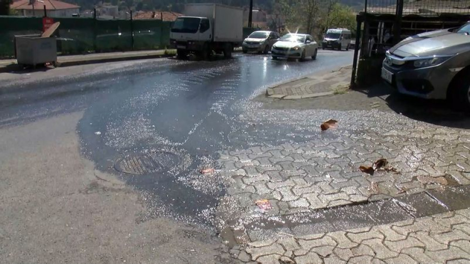 Ataşehir'de şebeke suyu patladı: Bir haftadır akıyor
