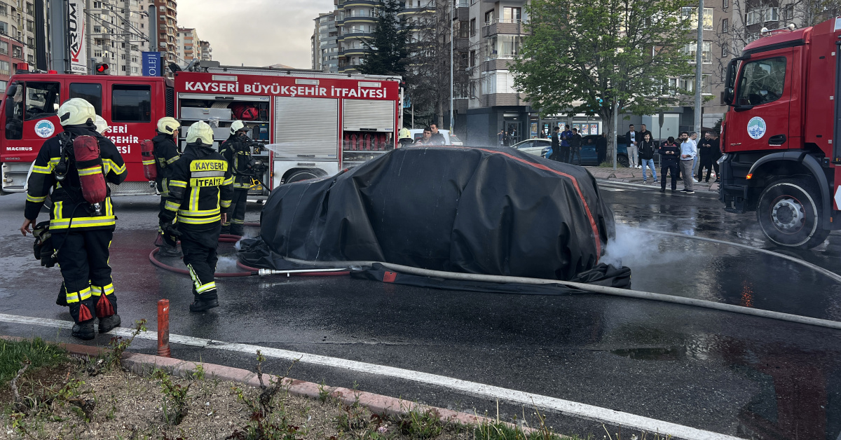 Kayseri'deelektrikli otomobil yangını itfaiyenin battaniyesiyle söndürüldü