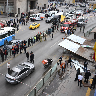 Ankara'da platform yola devrildi!