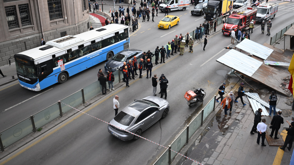 Ankara'da platform yola devrildi!
