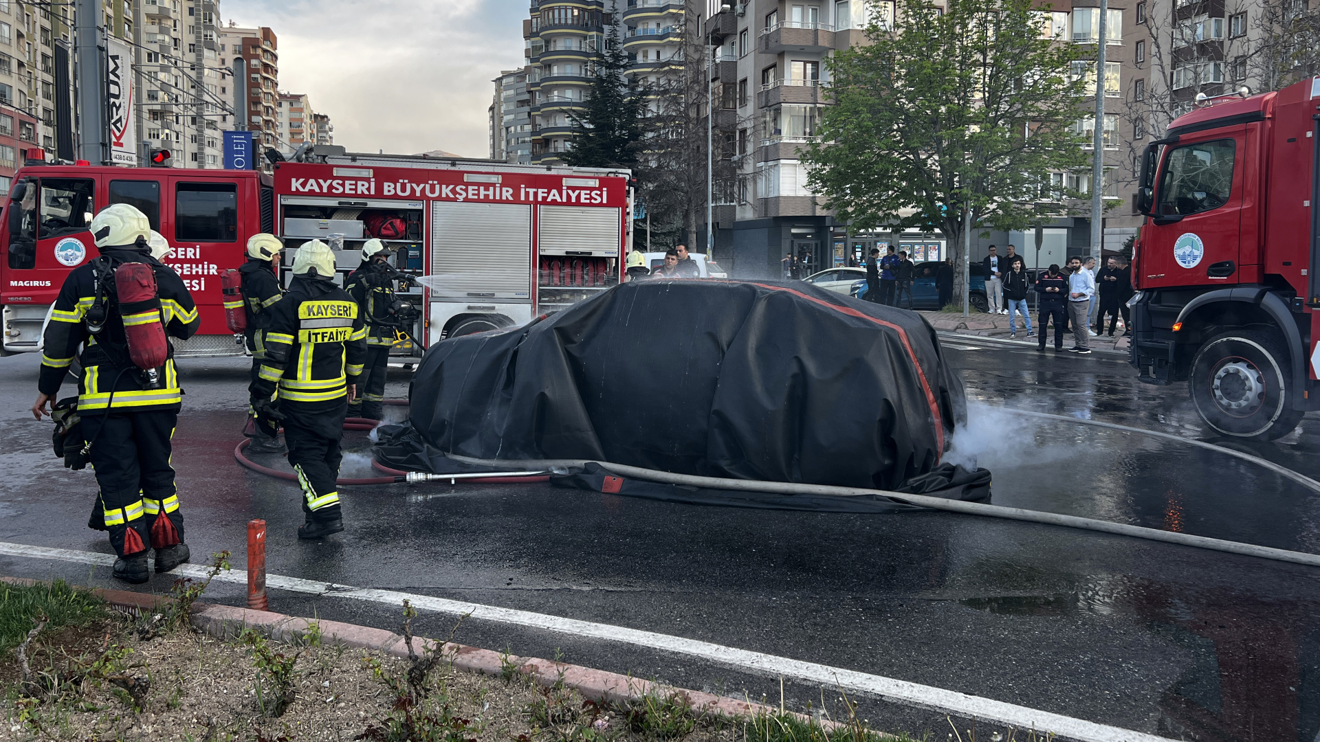 Kayseri'de alev alan elektrikli araca yangın battaniyesiyle müdahale