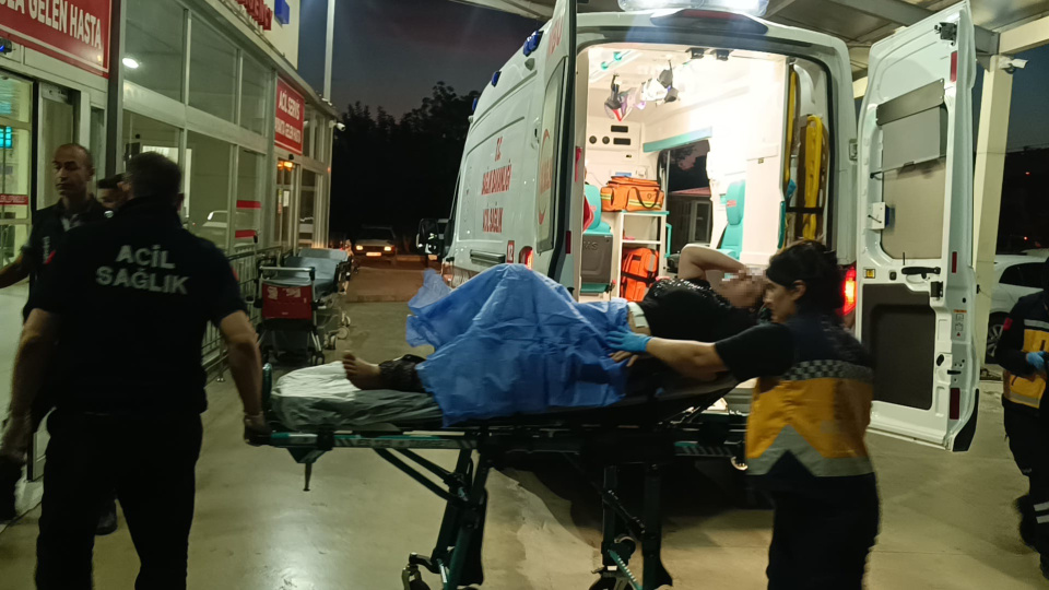 Kızını bıçaklayan baba kaçtı!