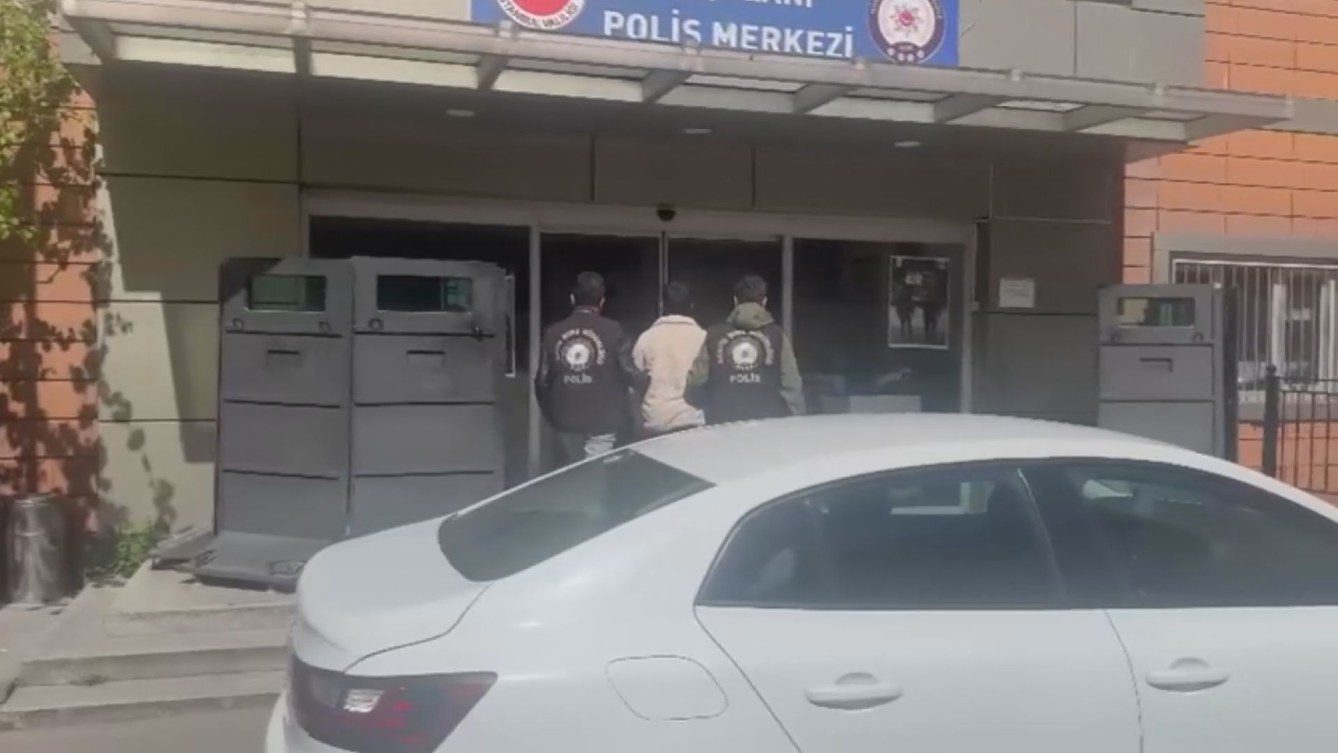 Esenler'de 17 yaşındaki şüpheli asker eğlencesi için toplanan gruba silahla ateş açtı