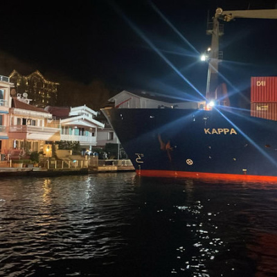 İstanbul Boğazı'nda gemi yalıya metreler kala karaya oturdu