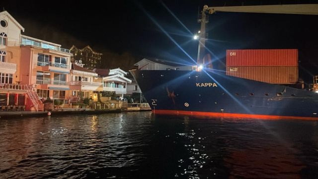 Yalıya metreler kala karaya oturdu!