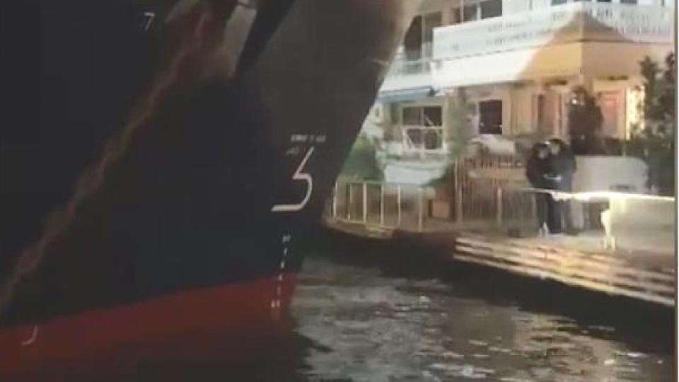 Boğazdaki hareketli anlar kamerada! Gemi karaya oturdu, yalı hasar aldı!