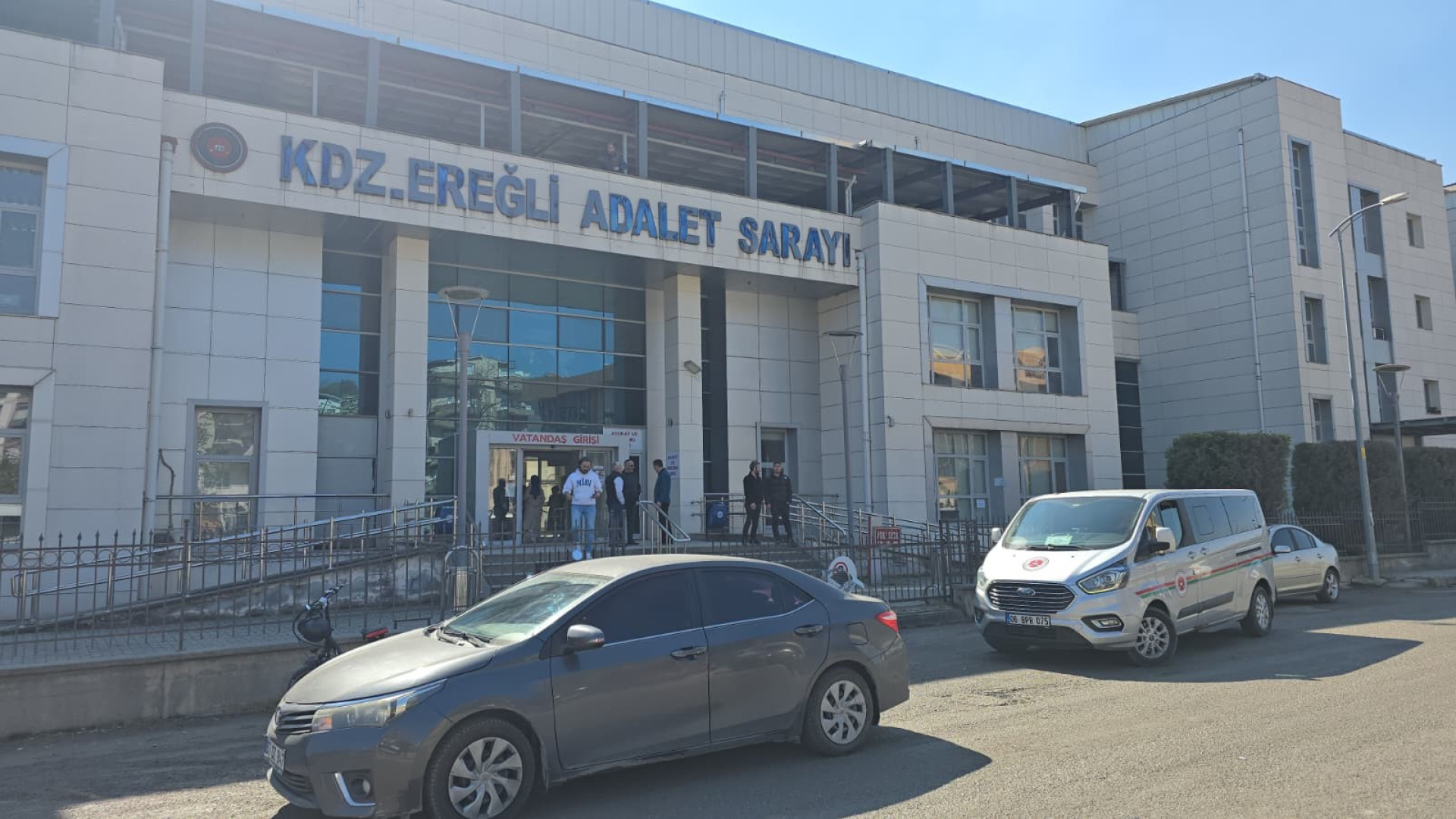 Zonguldak'ta tutuklandığını öğrenen zanlı adliyede camdan atladı