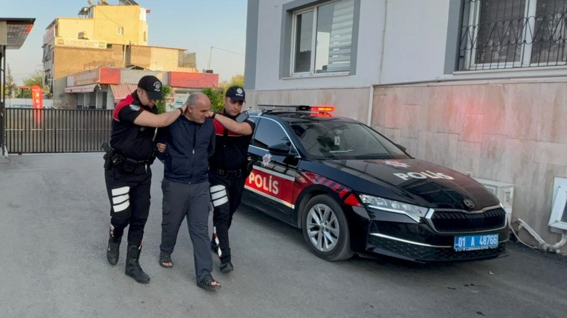 Adana'da köpeğe sopayla şiddet uygulayan şüpheli yakalandı