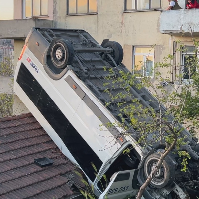 Akıl almaz kaza! Okul servisi uçtu: 1 yaralı