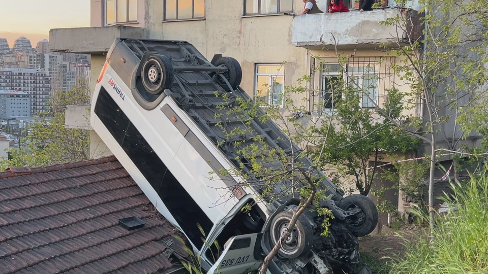 Akıl almaz kaza! Okul servisi uçtu: 1 yaralı