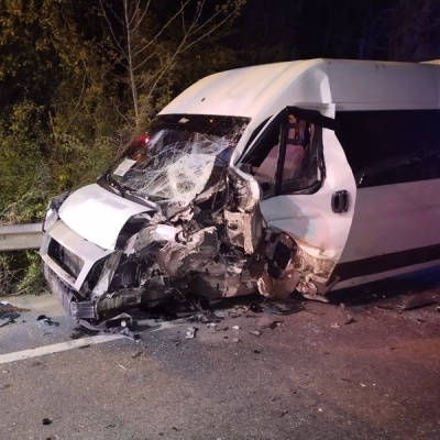 Servis minibüsü kaza yaptı: 11 yaralı