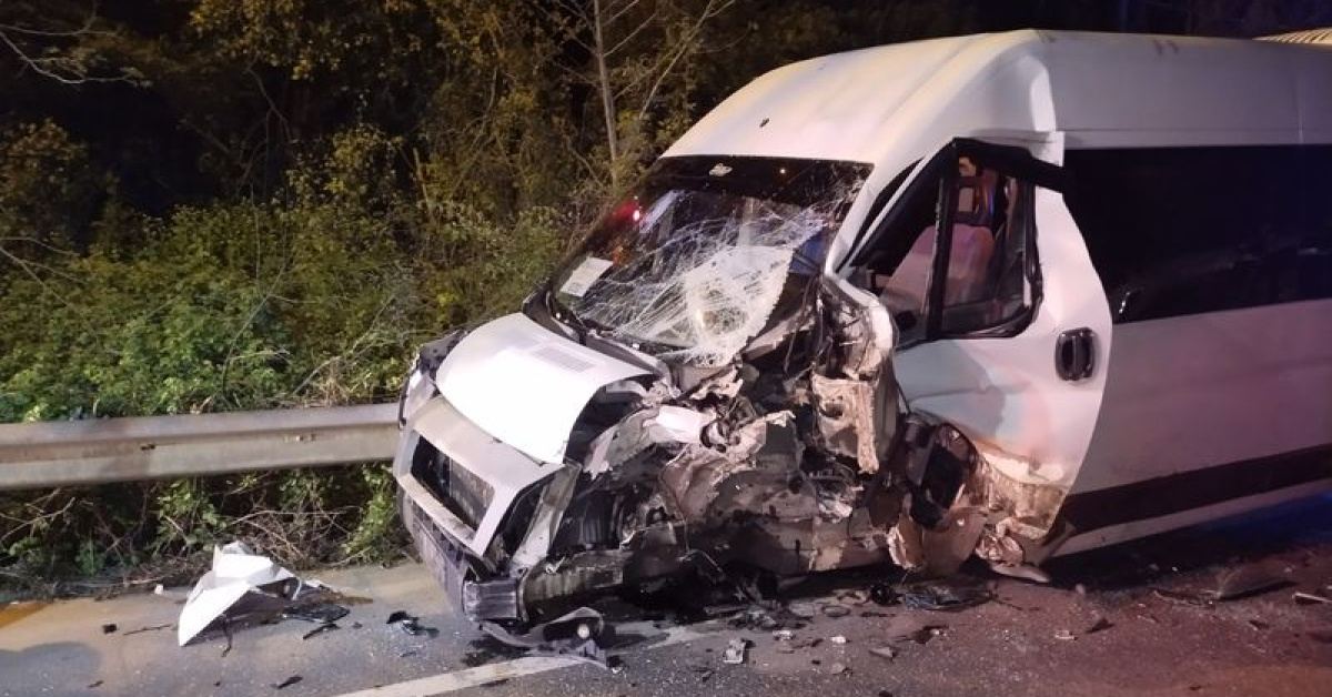 Beykoz'da Servis Minibüsü ile Otomobil Çarpışması - 11 Yaralı