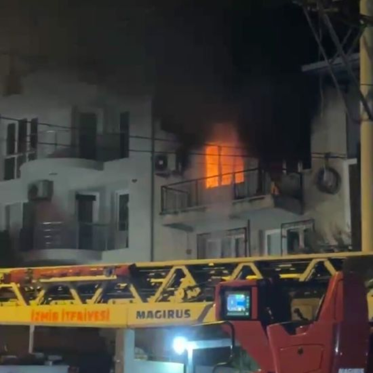 İzmir'de feci yangın! Baba öldü, oğlu entübe