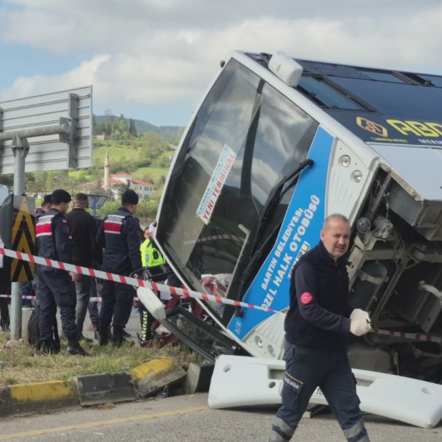 Otobüs devrildi; yaralılar var!