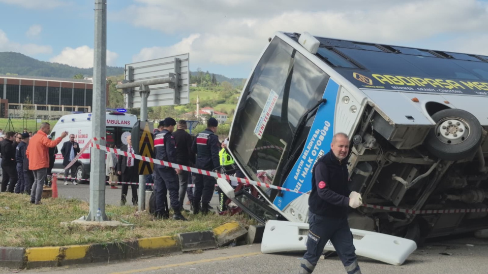 Otobüs devrildi; 46 yaralı!