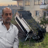 İstanbul'da feci kaza; servis evin çatısına uçtu