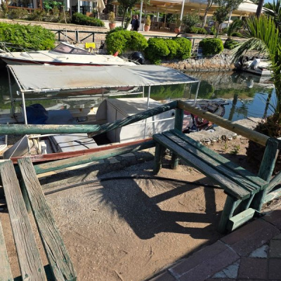 Marmaris'te yenilenen korkuluklar yine kırıldı