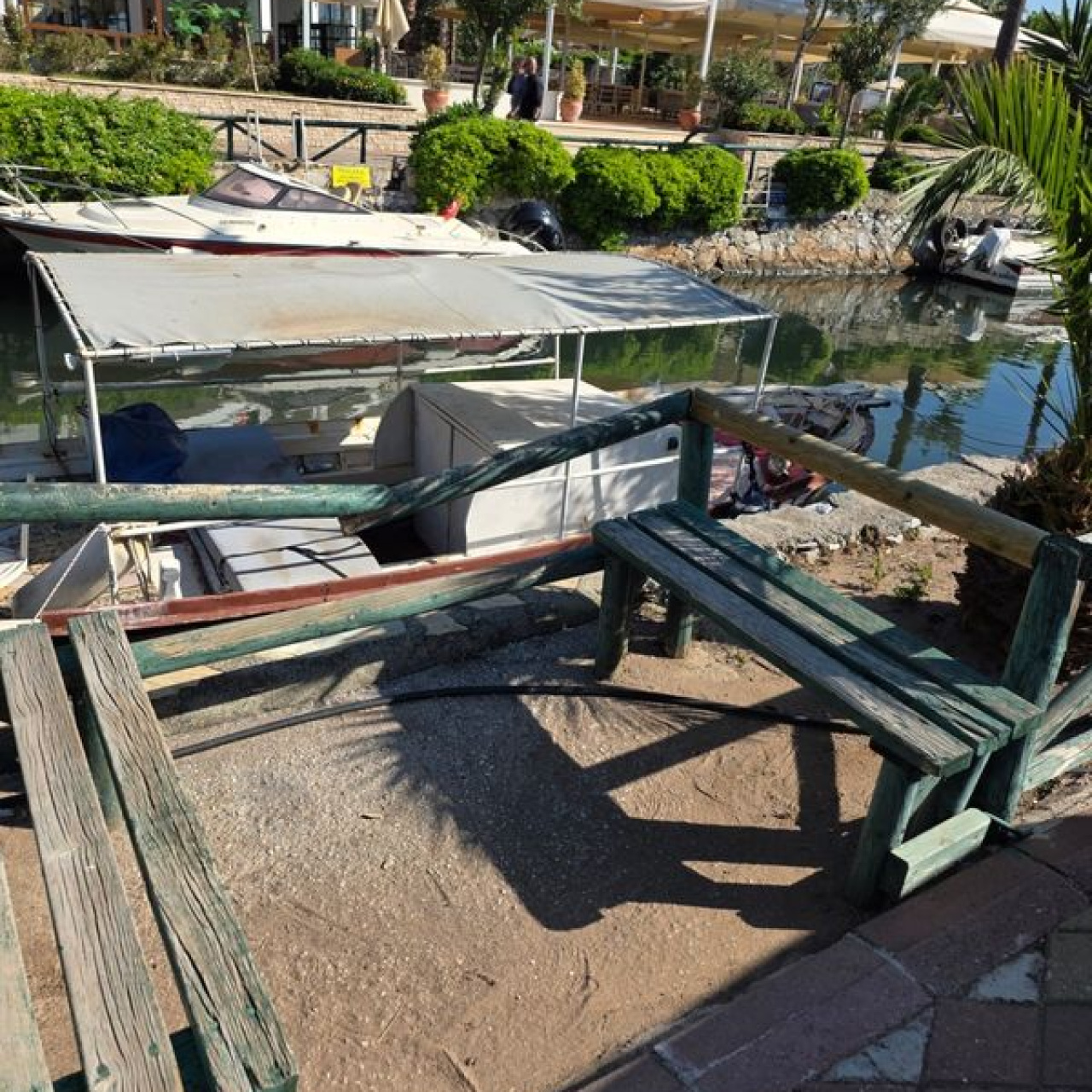 Marmaris'te yenilenen korkuluklar yine kırıldı