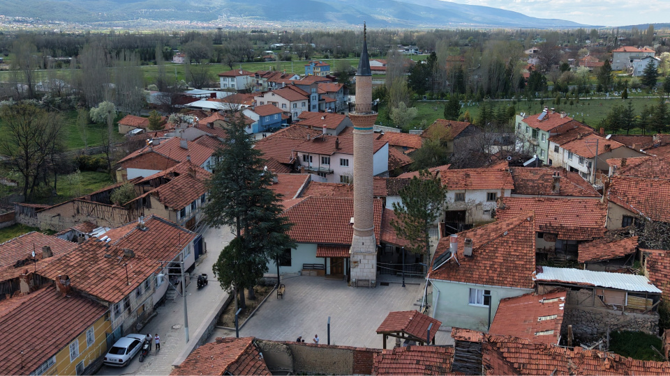 300 parçaya ayrılmış! Caminin duvar boşluğunda bulundu