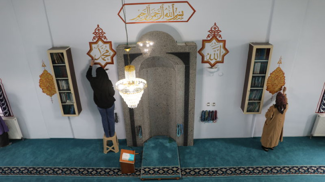 Gönüllüler Osmanlı motiflerini camilere işliyor