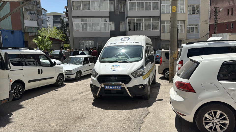 Evinde ölü bulundu