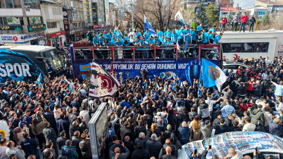 Erzurumspor FK'dan şampiyonluk turu!