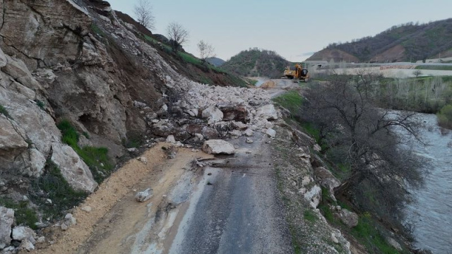 Bingöl'de heyelan yolu kapattı