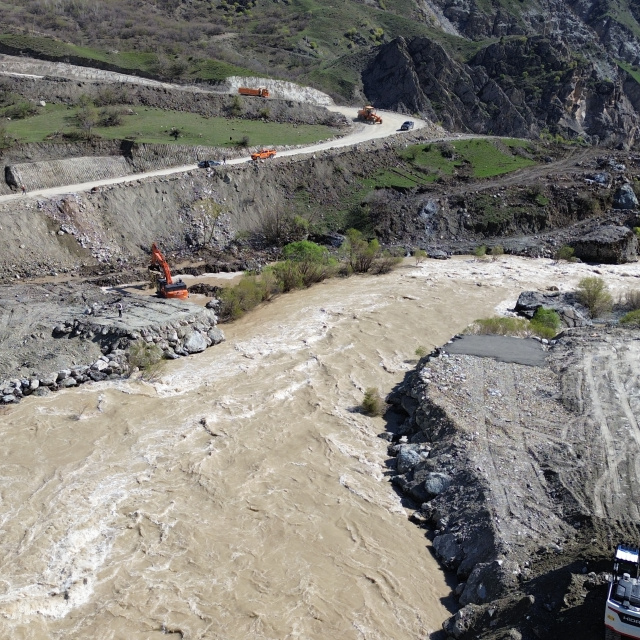 TSK, heyelanın kapattığı Hakkari-Van yolunda panel köprü kuruyor