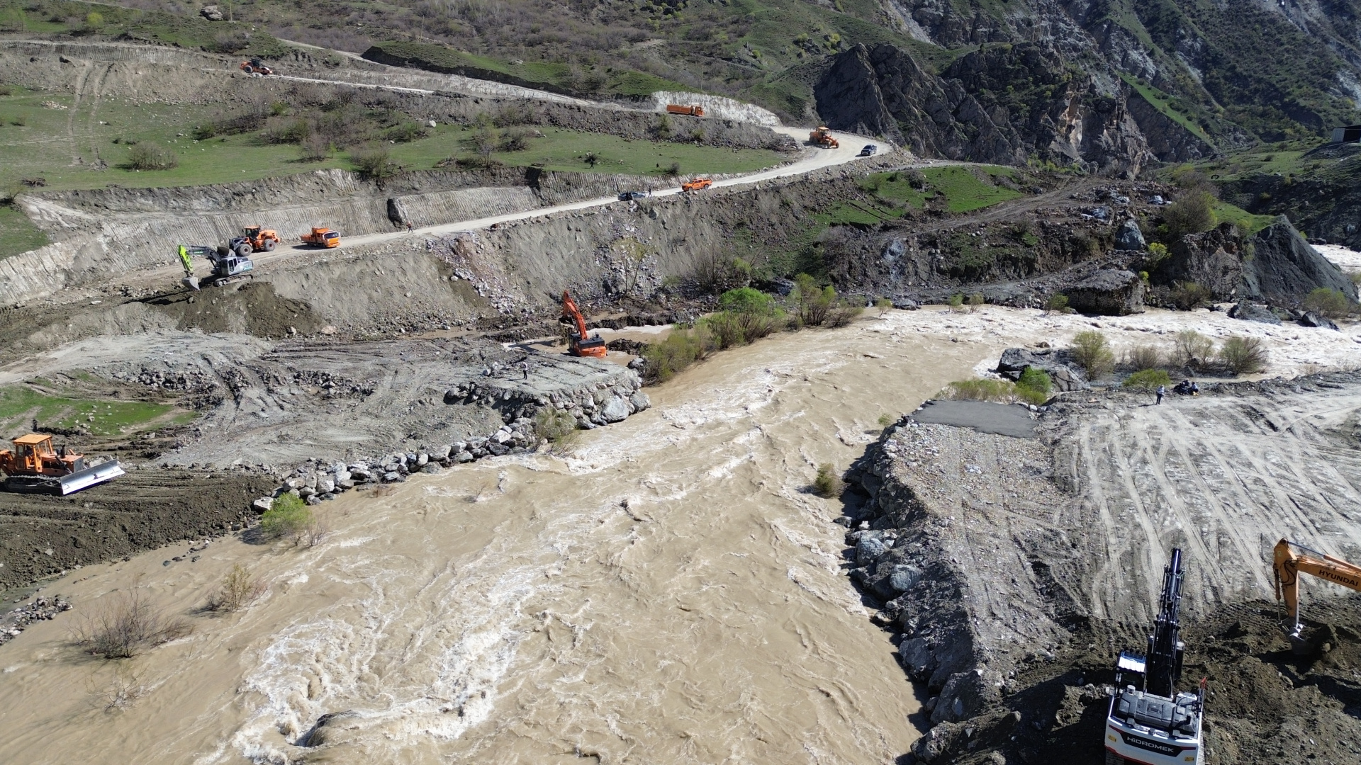 TSK, Hakkari-Van yolunda heyelan bölgesine panel köprü kuruyor