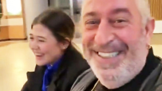 Havalimanındaki görevliyle video çekti