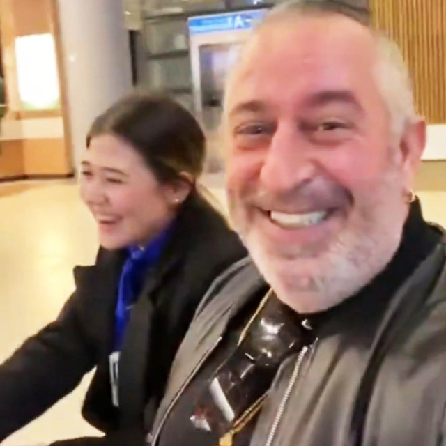 Havalimanında görevliyle video çekti