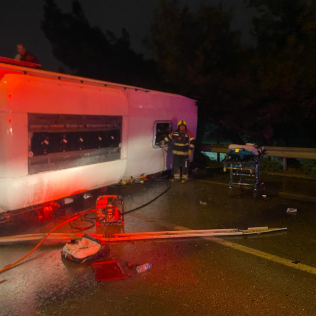 Bandırma'da yolcu otobüsü devrildi: 3 ölü, 30 yaralı