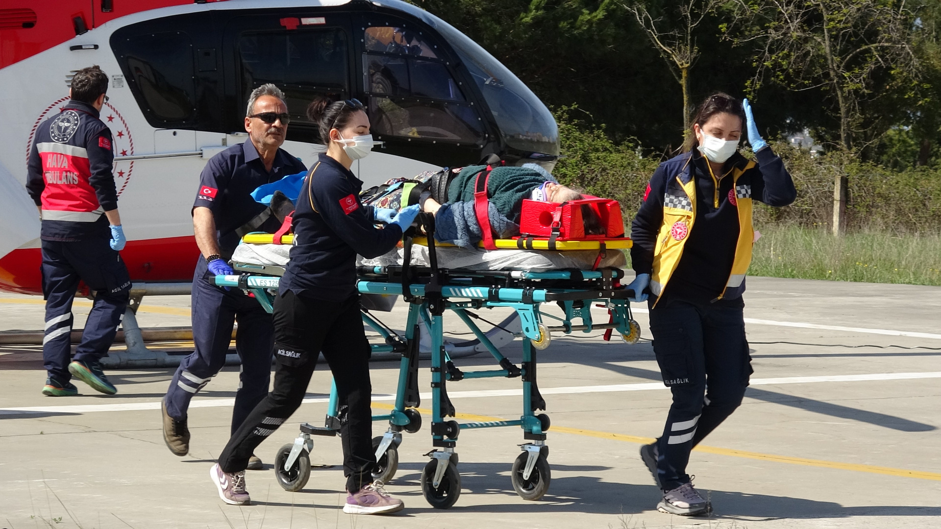 Samsun'da tarlada bacağı kırılan kadın ambulans helikopterle hastaneye kaldırıldı