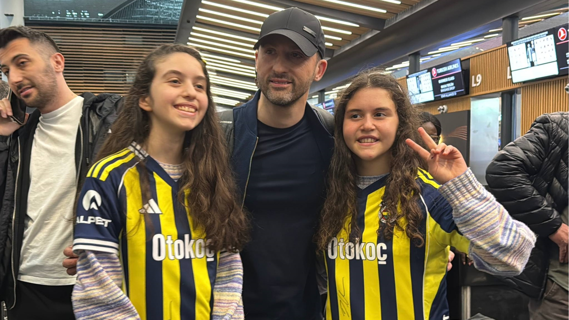 Fenerbahçe'nin eski hocası Tedesco, İstanbul'dan gözyaşlarıyla uğurlandı