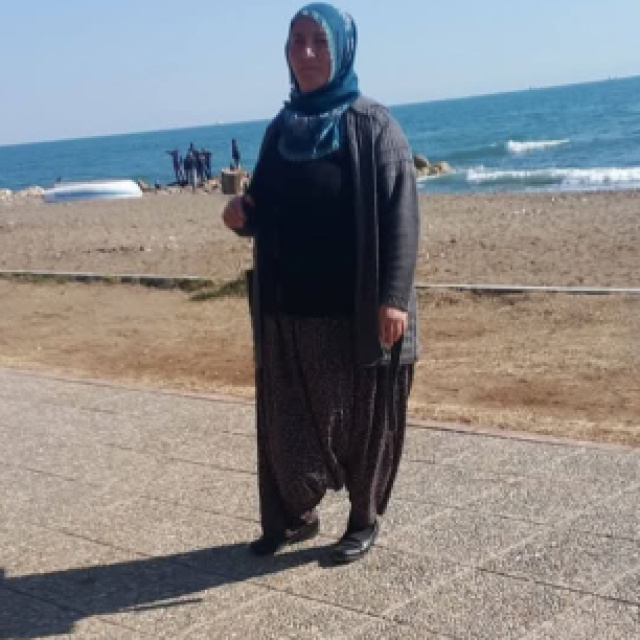 Üzerine ağaç devrilen 4 çocuk annesi öldü!
