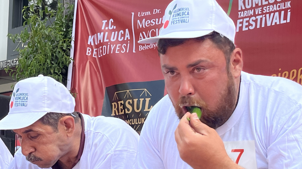 3 dakikada 474 gram acı biber yedi
