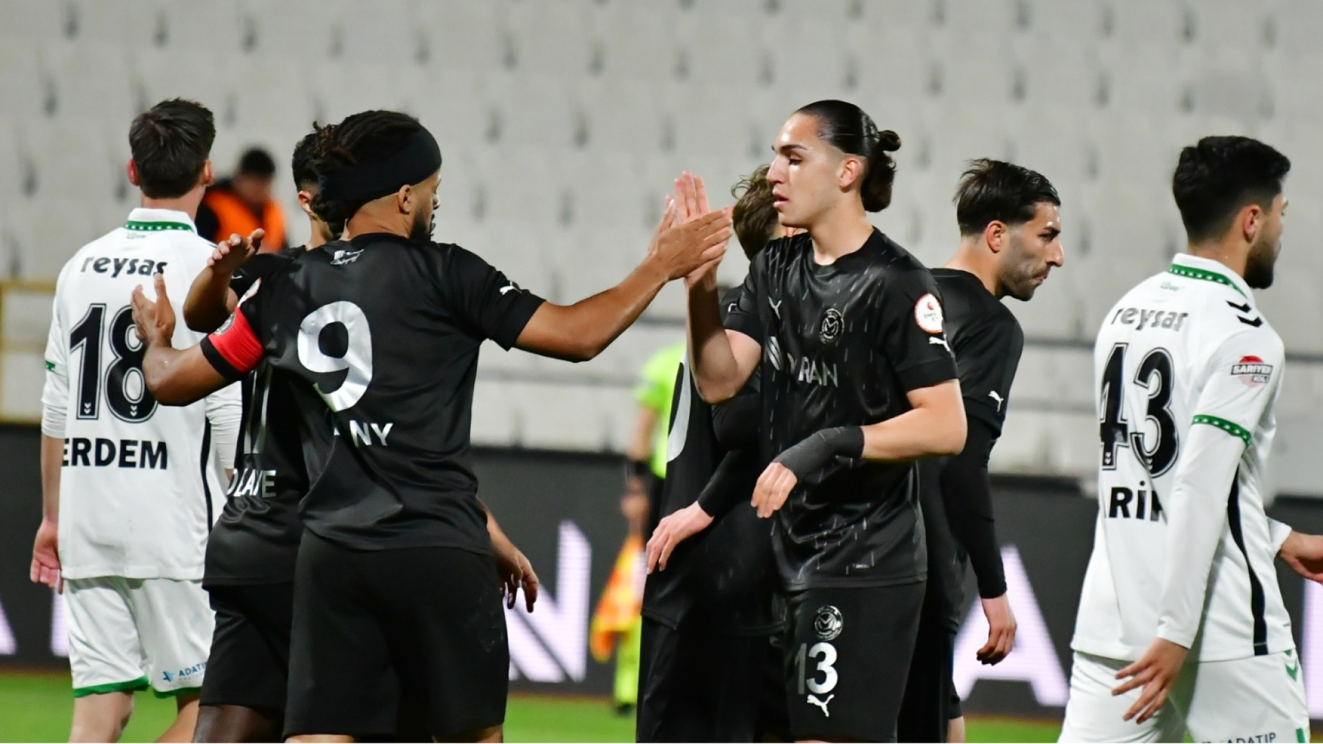Manisa FK, Sakaryaspor'u 5-0 Yendi: Adekanye ve Diony Farkı