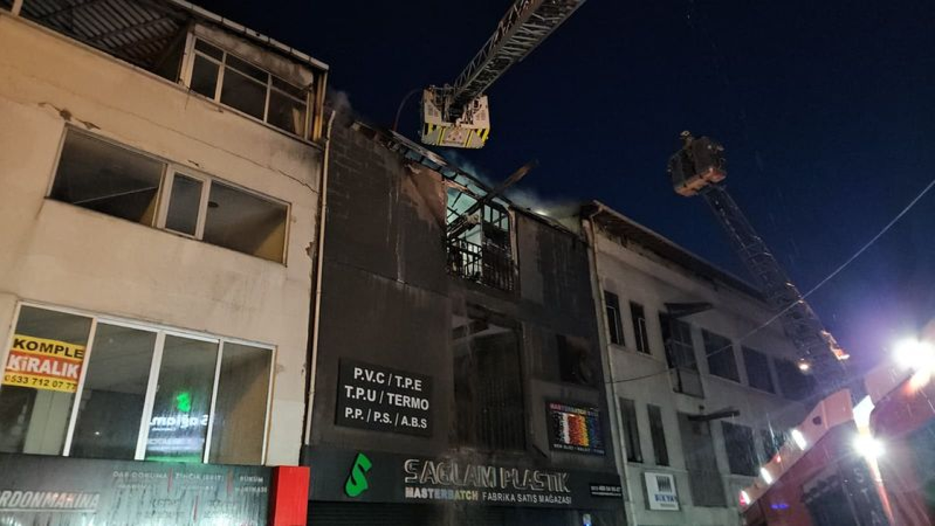 Bayrampaşa'da 5 katlı iş yerinde yangın | Son dakika haberleri
