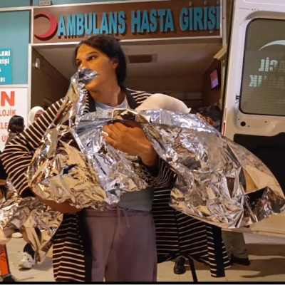 2 yaşında çocuk kaynar su dolu kovaya düştü