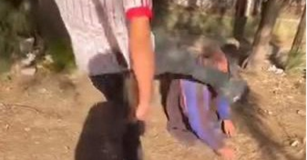 Yaşlı adamı tekmeleyenler tutuklandı