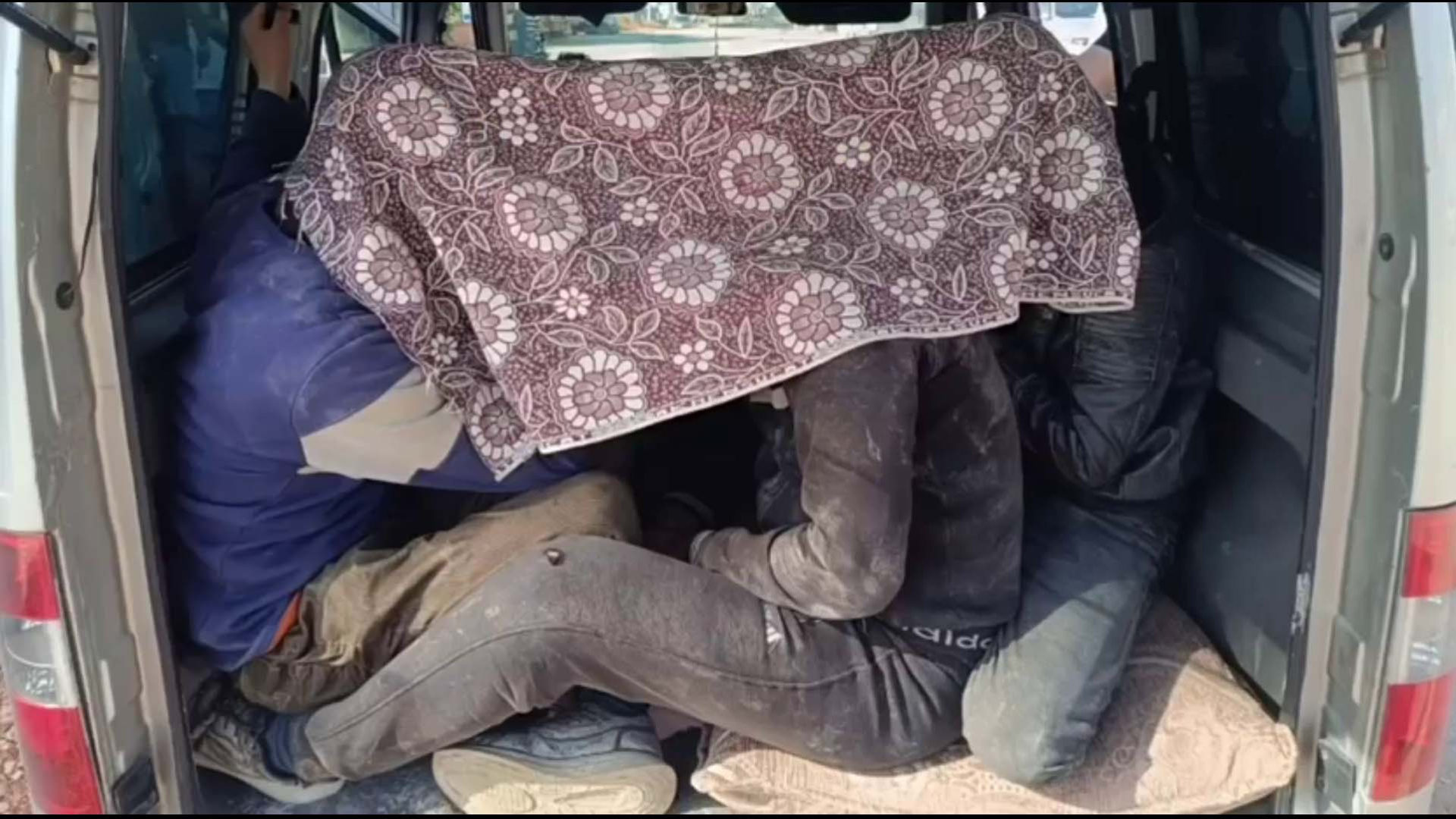 Hafif ticari araçtaki kaçak göçmenlere örtülü kamuflaj | Son dakika haberleri