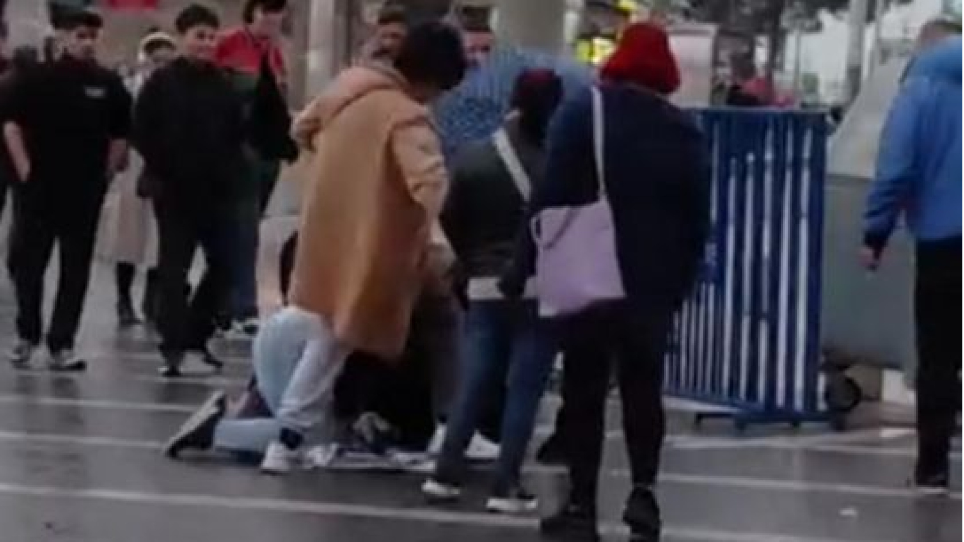 Bursa'da engelli bireye kadınların saldırısı kamerada | Son dakika haberleri