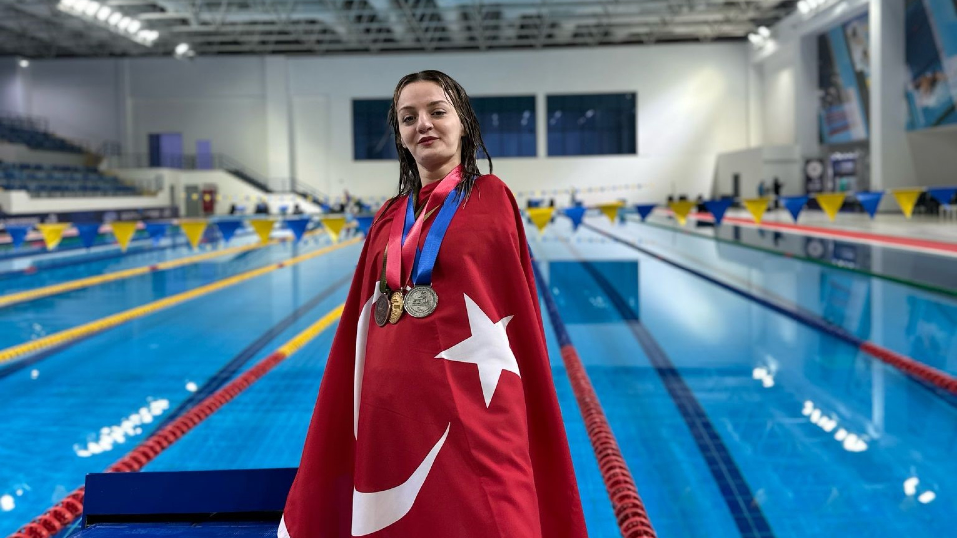 Sümeyye Boyacı Paris'te Dünya Para Yüzme Serisi'nde Altın Madalya Kazandı