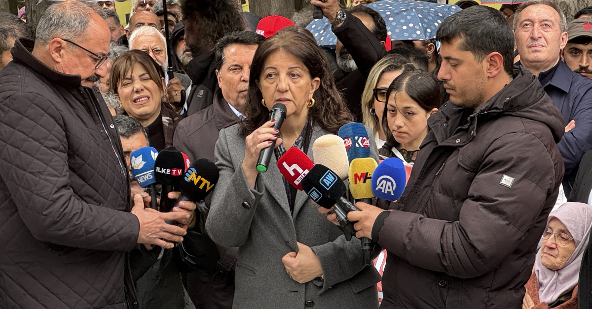 Sırrı Süreyya Önder'ye Anılma Kabri