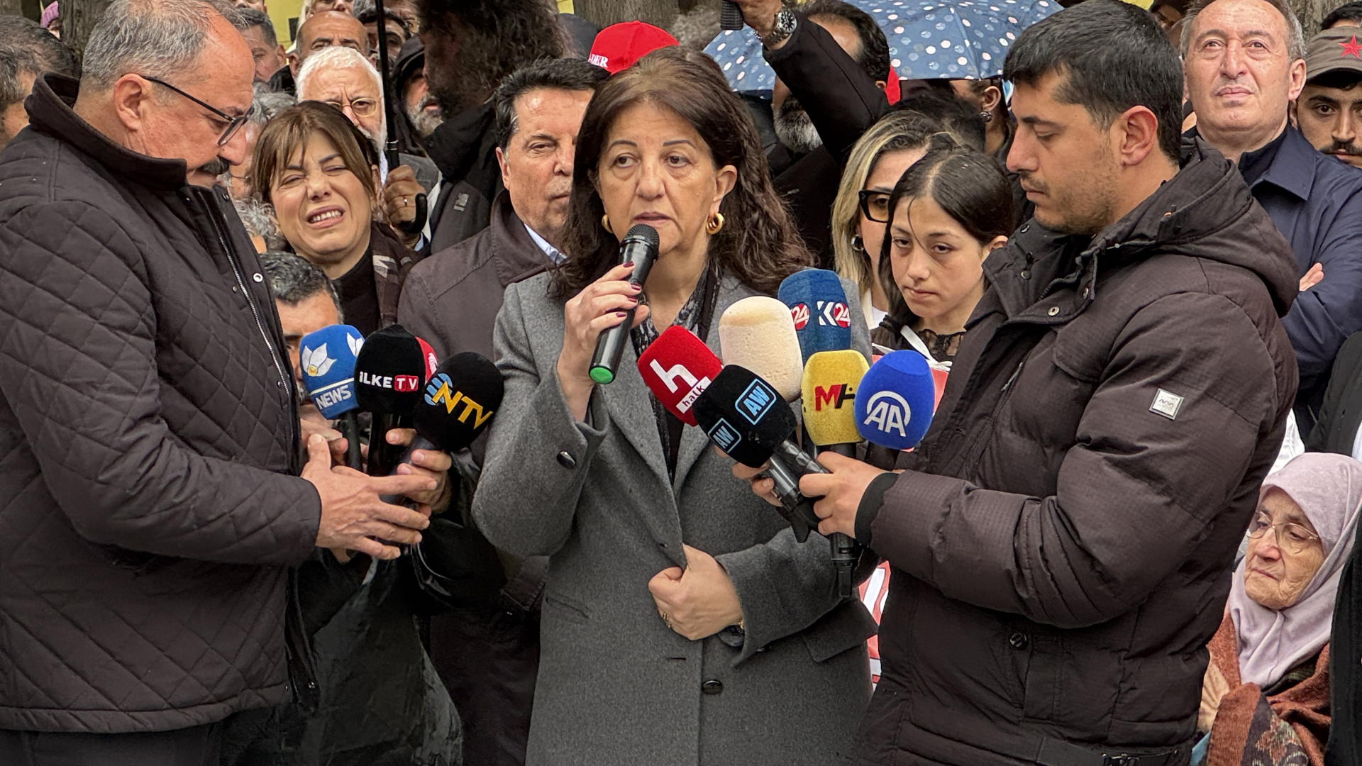 Sırrı Süreyya Önder vefatının birinci yılında kabri başında anıldı | Son dakika haberleri