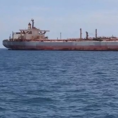BAE açıklarında petrol tankerine mühimmat isabet etti